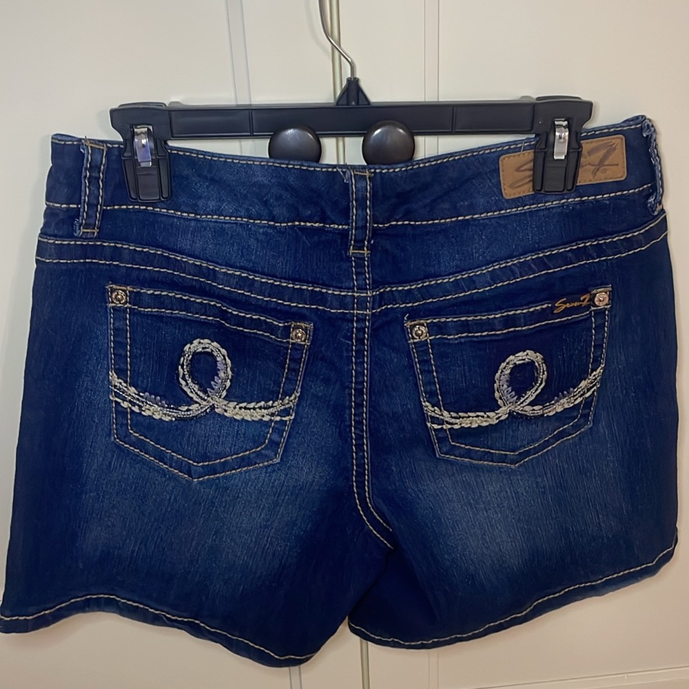 Seven7 Womens Denim Shorts with embellished back pockets Size 10